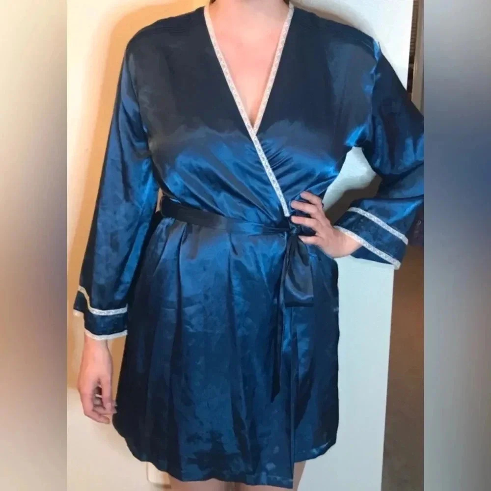 Jones New York Satin Wrap Robe Size Large/ XL Blue
